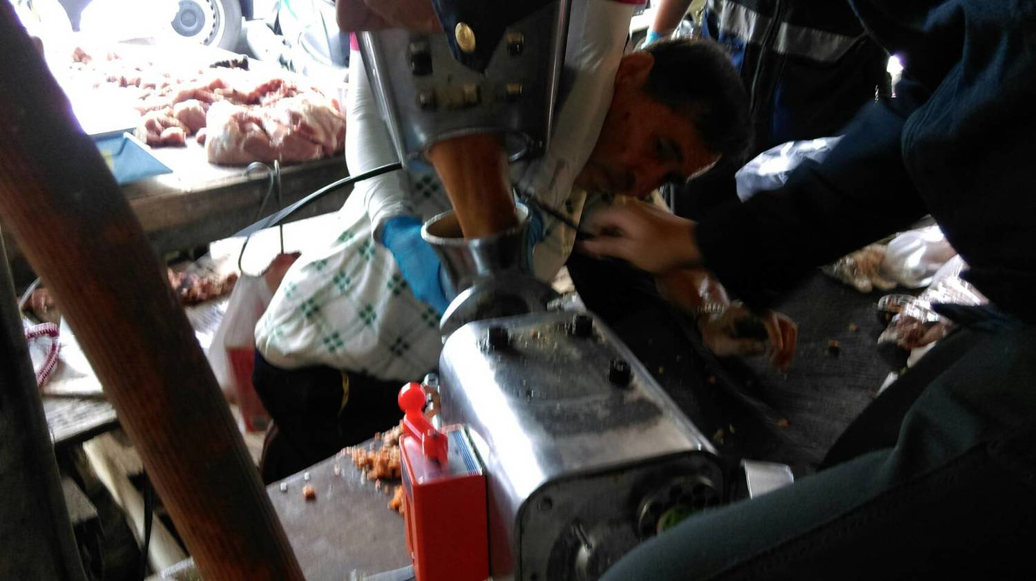 消防人員趕到現場,發現無法拆解絞肉機。 圖 : 翻攝自網路 消防人員趕到現場,發現無法拆解絞肉機。 圖 : 翻攝自網路