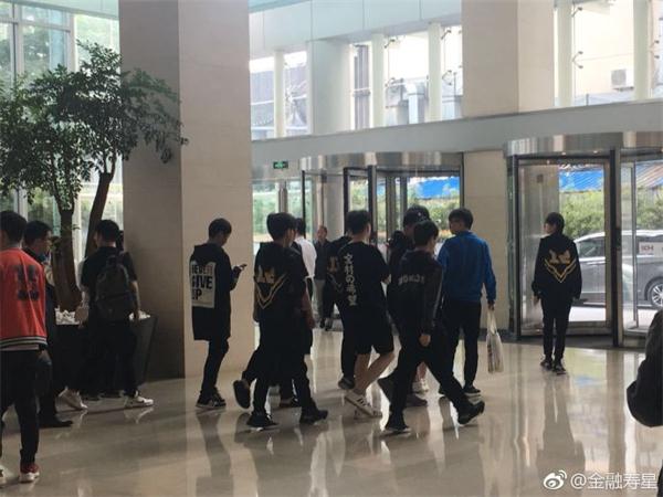 有粉絲在辦簽證時遇上了RNG全隊,AD選手Uzi更穿著「全村的希望」的衣服,看了令人不禁莞爾。 圖:翻攝自 金融壽星 官方微博 有粉絲在辦簽證時遇上了RNG全隊,AD選手Uzi更穿著「全村的希望」的衣服,看了令人不禁莞爾。 圖:翻攝自 金融壽星 官方微博