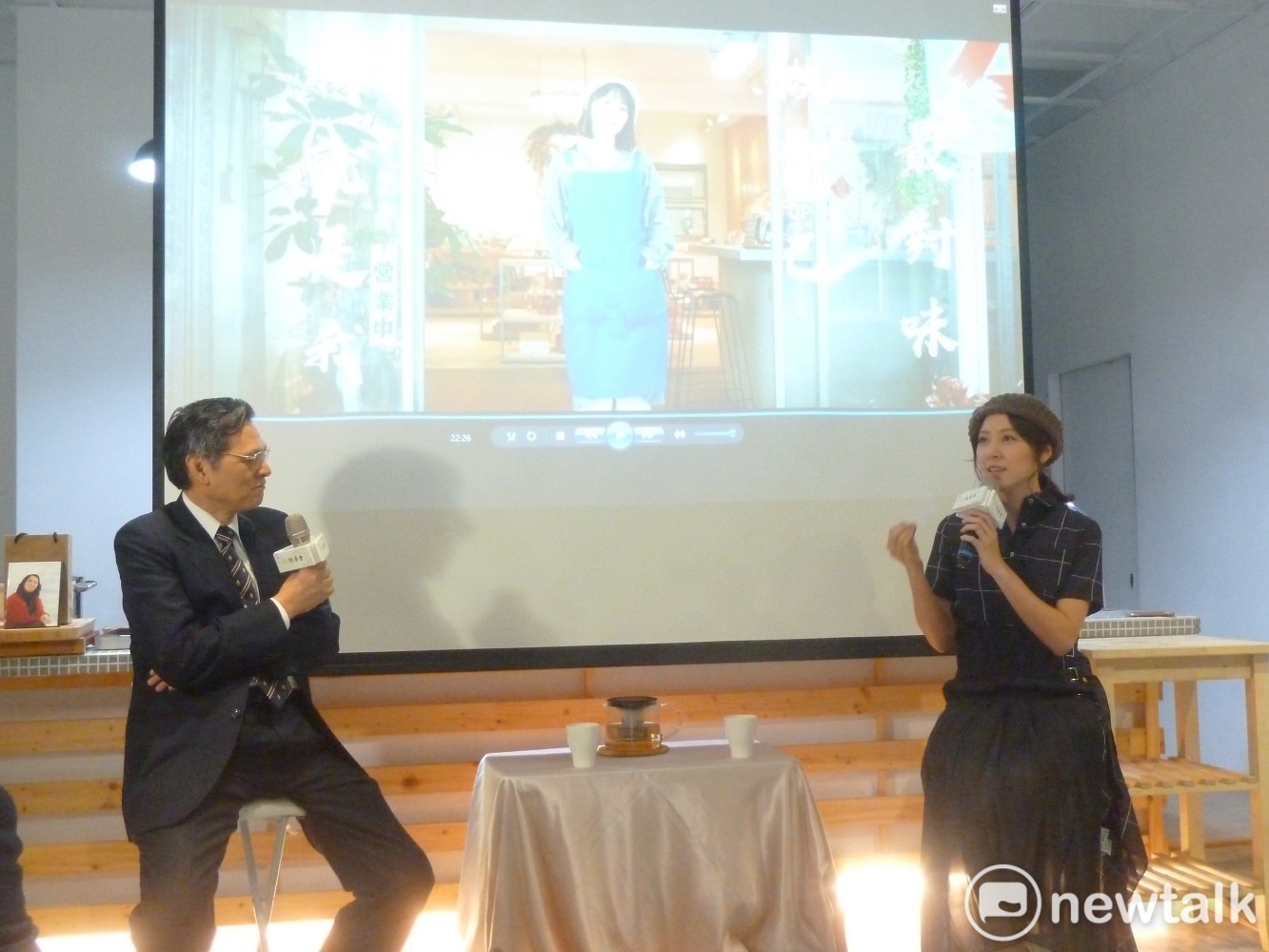 陸委會主委陳明通和短片女主角蔣雅文座談。 圖:謝莉慧/攝 陸委會主委陳明通和短片女主角蔣雅文座談。 圖:謝莉慧/攝