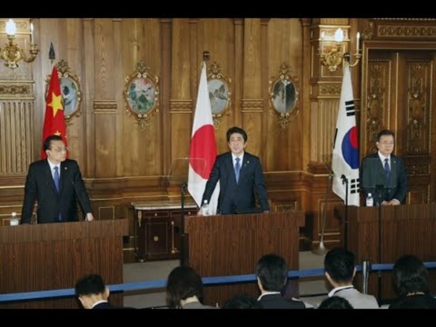 宣言中指出,日中韓誓言朝鮮半島完全非核化,並再度確認維持朝鮮半島及東北亞和平與安定,是三方共同利益與責任。圖為這次參加峰會的三國領袖出席共同記者會,由左至右:中國國務院總理李克強、日本首相安倍晉三、南韓總統文在寅。 宣言中指出,日中韓誓言朝鮮半島完全非核化,並再度確認維持朝鮮半島及東北亞和平與安定,是三方共同利益與責任。圖為這次參加峰會的三國領袖出席共同記者會,由左至右:中國國務院總理李克強、日本首相安倍晉三、南韓總統文在寅。