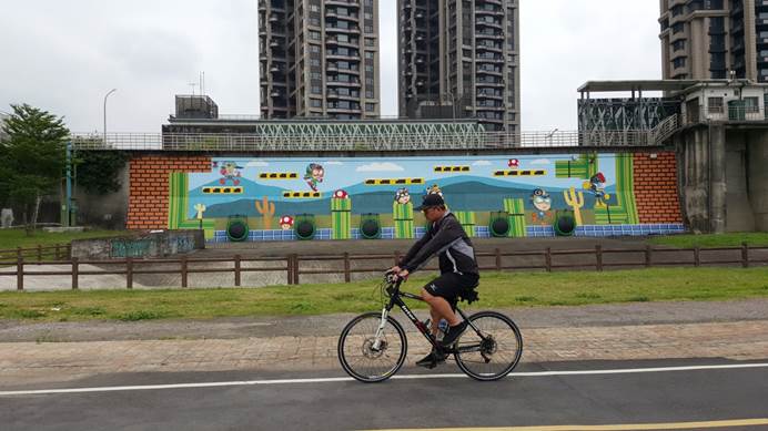 永和舌閥以跑車為主題,紅色跑車以舌閥充當車輪,在翠綠的草原中呼嘯而過。 永和舌閥以跑車為主題,紅色跑車以舌閥充當車輪,在翠綠的草原中呼嘯而過。