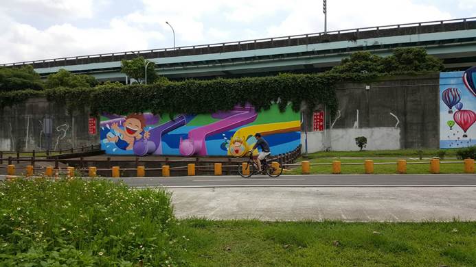 永和舌閥以跑車為主題,紅色跑車以舌閥充當車輪,在翠綠的草原中呼嘯而過。 永和舌閥以跑車為主題,紅色跑車以舌閥充當車輪,在翠綠的草原中呼嘯而過。