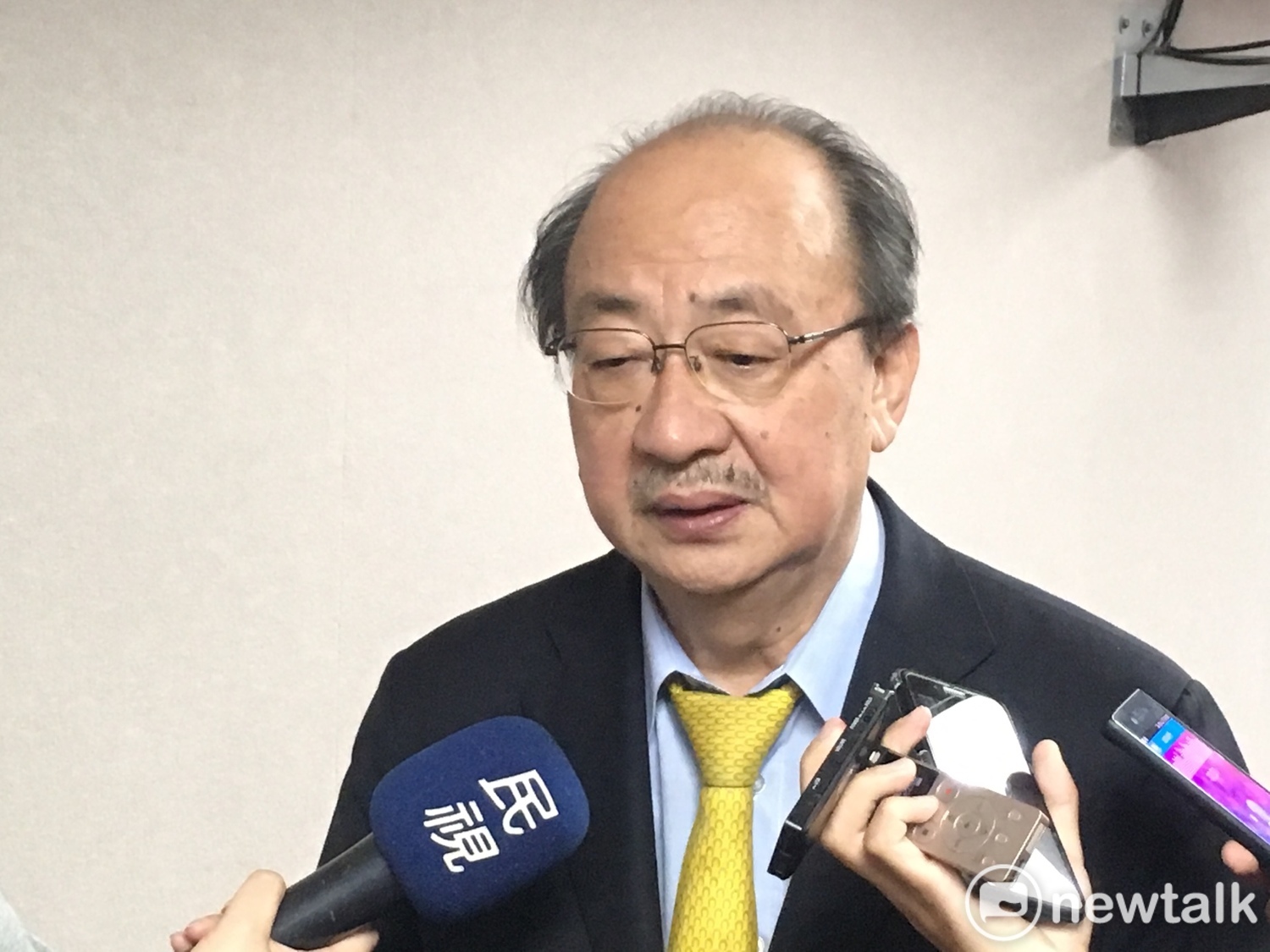 年底將舉行縣市首長、市議員等地方公職人員選舉,被問到攸關同性婚姻的婚姻平權法案是否會在選前通過?立法院民進黨團總召柯建銘表示,「可以肯定的是,黨團都認為不要再弄了。」 年底將舉行縣市首長、市議員等地方公職人員選舉,被問到攸關同性婚姻的婚姻平權法案是否會在選前通過?立法院民進黨團總召柯建銘表示,「可以肯定的是,黨團都認為不要再弄了。」