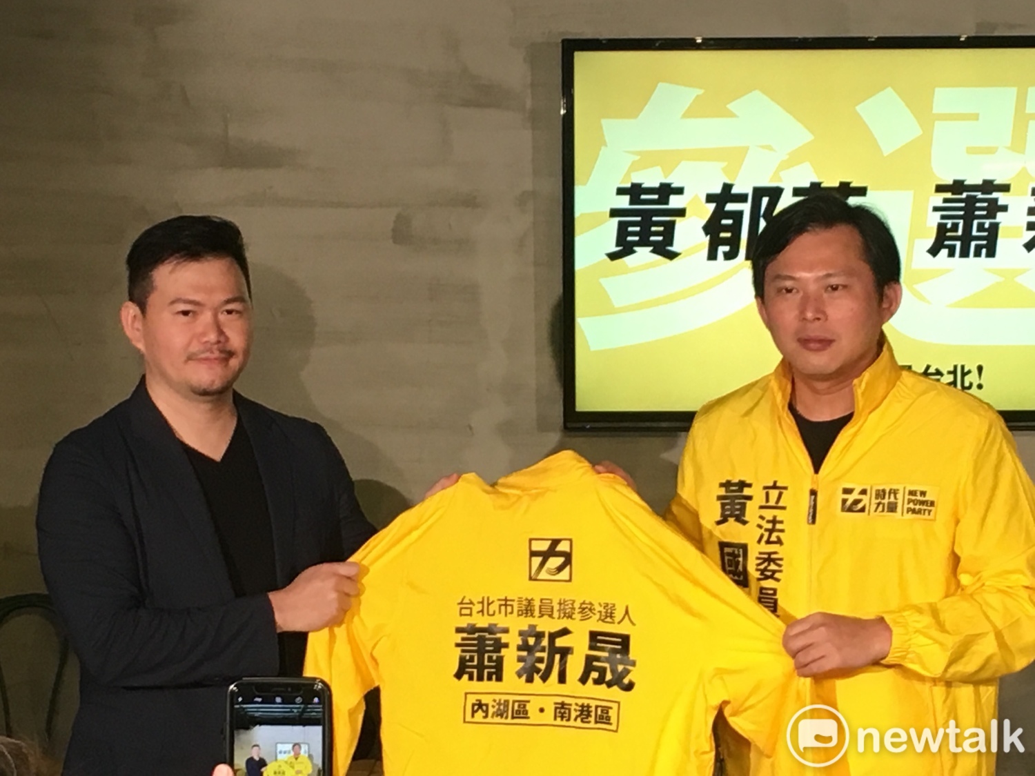 參選港湖區蕭新晟則說,自己是紐約新創圈的青年,也是資深工程師,長年在海外搜集台灣檔案,製作成數位化、開放的「國家寶藏」檔案資料庫,讓他決定參政的理由只有一個,就是台灣政治圈太少用科學做事,他期許自已能做一個科技代議士。 圖:黃韋銓/攝 參選港湖區蕭新晟則說,自己是紐約新創圈的青年,也是資深工程師,長年在海外搜集台灣檔案,製作成數位化、開放的「國家寶藏」檔案資料庫,讓他決定參政的理由只有一個,就是台灣政治圈太少用科學做事,他期許自已能做一個科技代議士。 圖:黃韋銓/攝