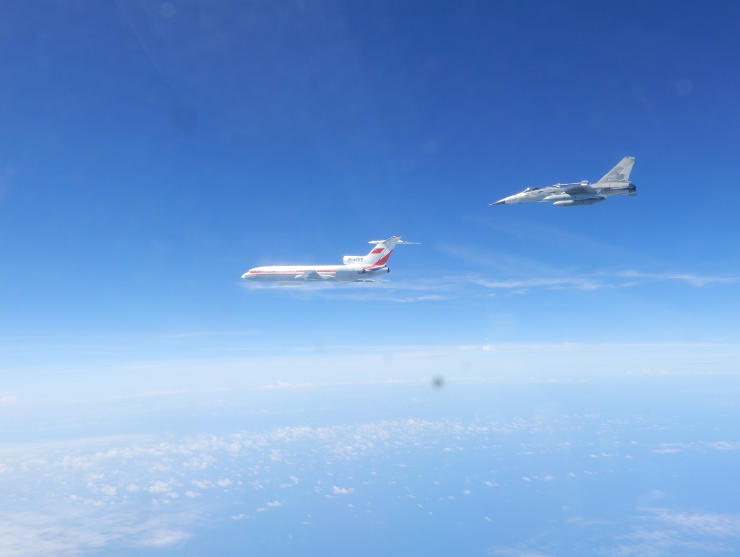 針對中國軍機繞台,空軍司令部表示,空軍對於區域內共軍海空機艦任務動態均能早期全程掌握預警情資,有效應處,確保國防安全,籲請國人安心。 圖:國防部/提供 針對中國軍機繞台,空軍司令部表示,空軍對於區域內共軍海空機艦任務動態均能早期全程掌握預警情資,有效應處,確保國防安全,籲請國人安心。 圖:國防部/提供