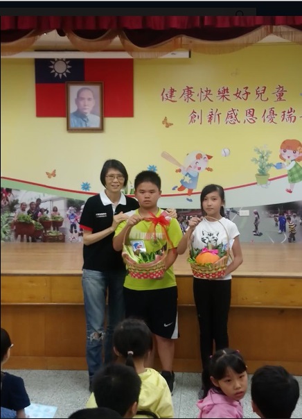瑞平國小學童用自己種的有機菜籃送給周美青。
圖:翻攝瑞平國小粉絲頁 瑞平國小學童用自己種的有機菜籃送給周美青。
圖:翻攝瑞平國小粉絲頁