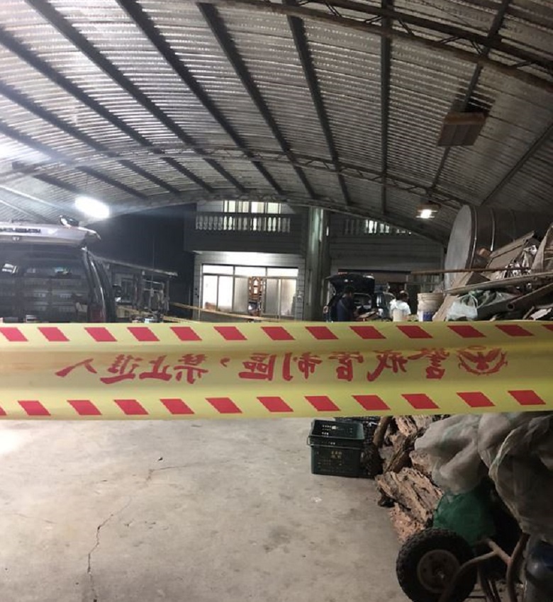 台南市南化區北寮11日下午驚傳凶殺案,包括李姓獨居老婦和住隔壁的小叔夫婦被發現陳屍在屋內,警方封鎖現場調查。 台南市南化區北寮11日下午驚傳凶殺案,包括李姓獨居老婦和住隔壁的小叔夫婦被發現陳屍在屋內,警方封鎖現場調查。