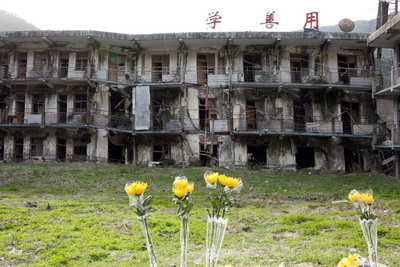 2018年清明節,民眾在四川省汶川縣映秀鎮的地震遺址前。時鐘雕塑的指針裂痕,記錄著2008年5月12日下午2時28分大地震發生的時刻。 2018年清明節,民眾在四川省汶川縣映秀鎮的地震遺址前。時鐘雕塑的指針裂痕,記錄著2008年5月12日下午2時28分大地震發生的時刻。