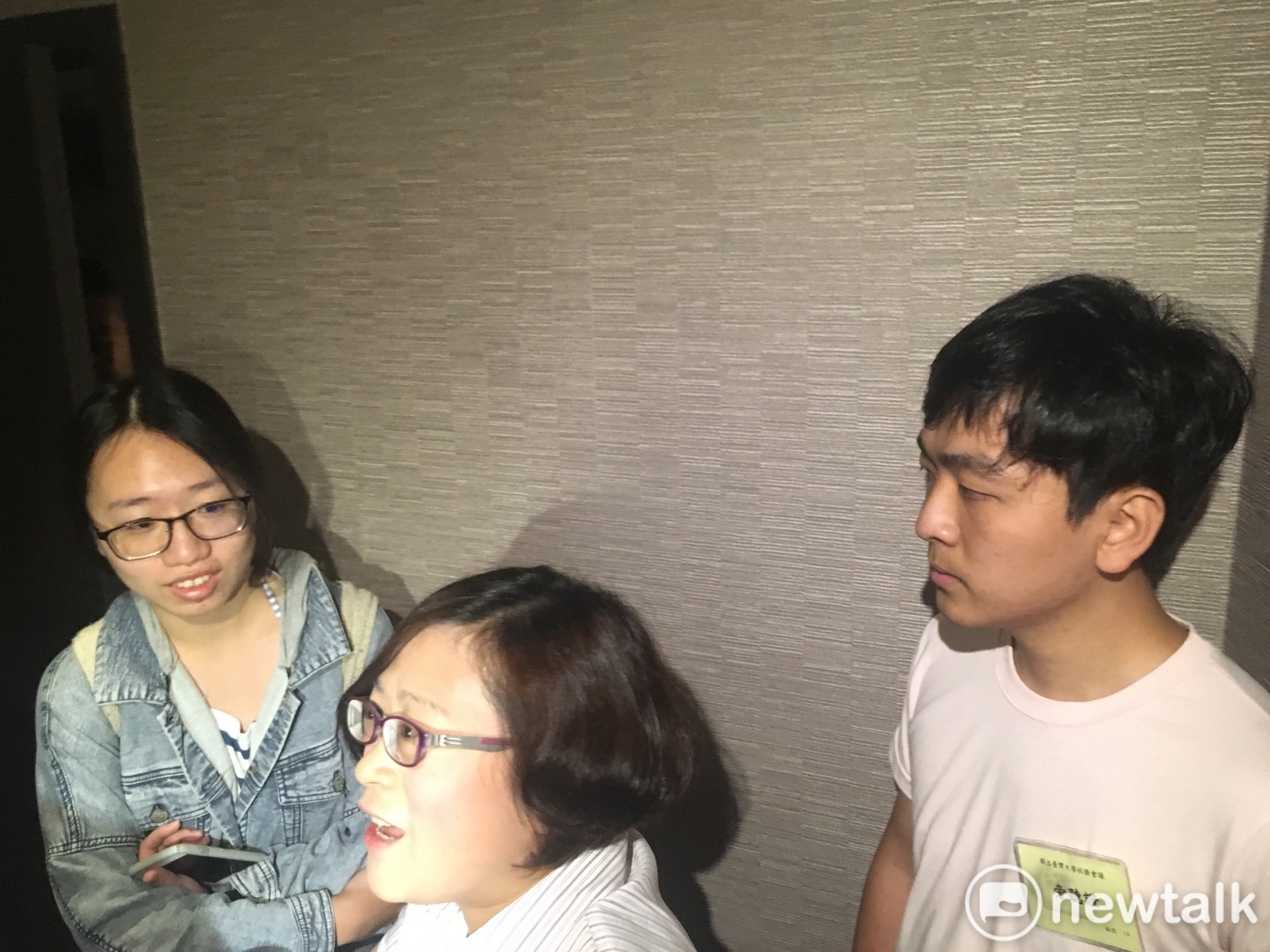 稍早有多名取得旁聽證的學生無法入席旁聽,試圖衝進會場並遭阻擋。 圖:黃韋銓/攝 稍早有多名取得旁聽證的學生無法入席旁聽,試圖衝進會場並遭阻擋。 圖:黃韋銓/攝