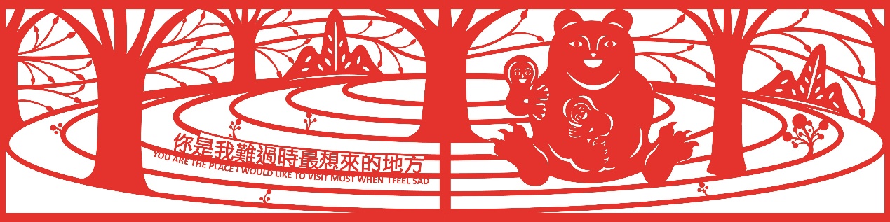 剪紙藝術家楊士毅與他之前的作品合影。 剪紙藝術家楊士毅與他之前的作品合影。