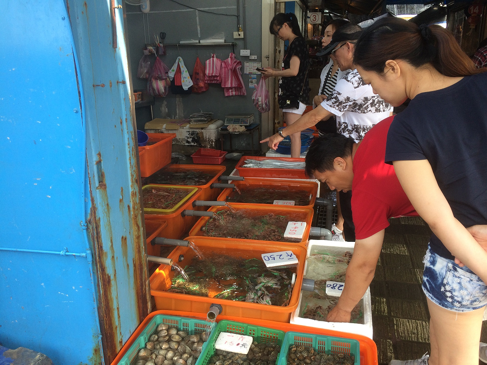 北海岸的「龜吼漁夫市集」,周邊海景美不勝收,市集位於在龜吼漁港旁邊,場內共有42家攤商 ,憑著產地優勢,販售的魚貨種類豐富、品質新鮮。 圖:新北市政府提供 北海岸的「龜吼漁夫市集」,周邊海景美不勝收,市集位於在龜吼漁港旁邊,場內共有42家攤商 ,憑著產地優勢,販售的魚貨種類豐富、品質新鮮。 圖:新北市政府提供
