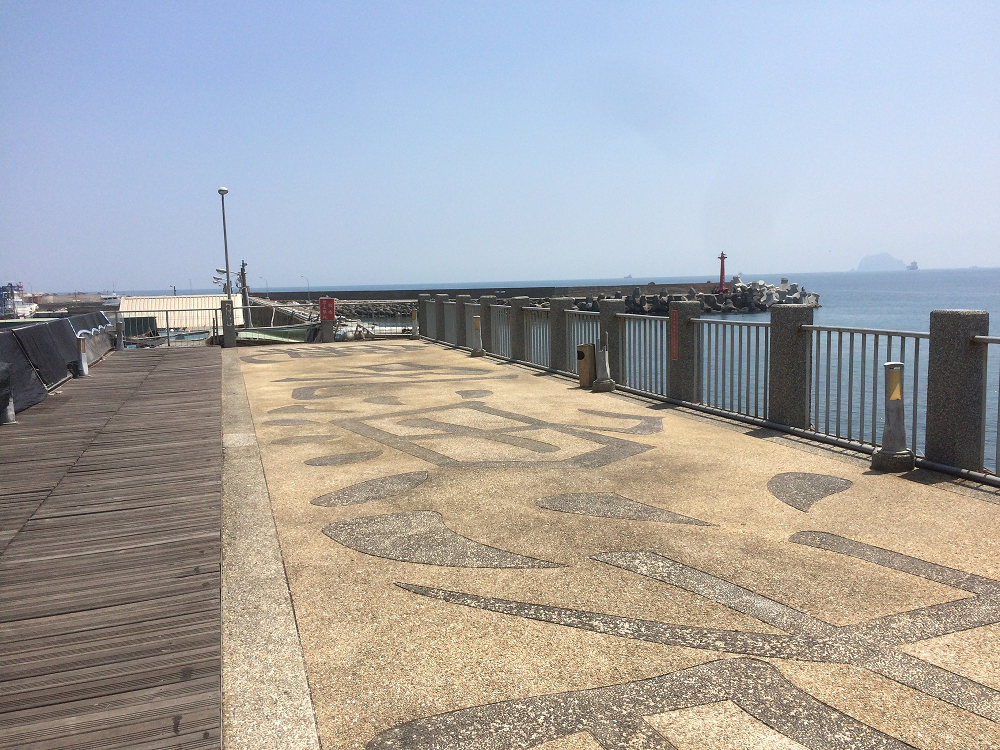 除了生鮮魚貨外, 還可登上市集後方的景觀平台,眺望維納斯海岸線及基隆嶼風光! 圖:新北市政府提供 除了生鮮魚貨外, 還可登上市集後方的景觀平台,眺望維納斯海岸線及基隆嶼風光! 圖:新北市政府提供