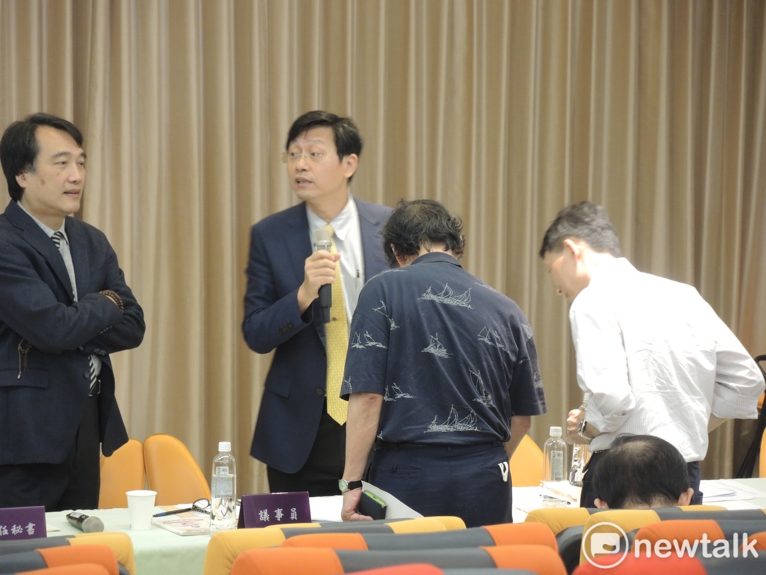 台灣大學今(12)日舉行臨時校務會議,討論教育部要求台大重啟校長遴選一案。經過一整天討論後,會中通過農經系教授官俊榮、心理系教授徐永豐提案,教育部應依大學法等規定處理本校之校長遴選結果,儘速發聘新校長就職權,必要時台大依法尋求救濟。 圖:黃韋銓/攝 台灣大學今(12)日舉行臨時校務會議,討論教育部要求台大重啟校長遴選一案。經過一整天討論後,會中通過農經系教授官俊榮、心理系教授徐永豐提案,教育部應依大學法等規定處理本校之校長遴選結果,儘速發聘新校長就職權,必要時台大依法尋求救濟。 圖:黃韋銓/攝