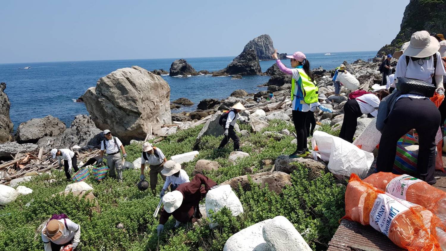 基隆嶼因碼頭損壞已封閉近三年,雖然沒有島上製造的垃報,但沿岸海灘長年已累積數量相當可觀的海漂垃報。 基隆嶼因碼頭損壞已封閉近三年,雖然沒有島上製造的垃報,但沿岸海灘長年已累積數量相當可觀的海漂垃報。