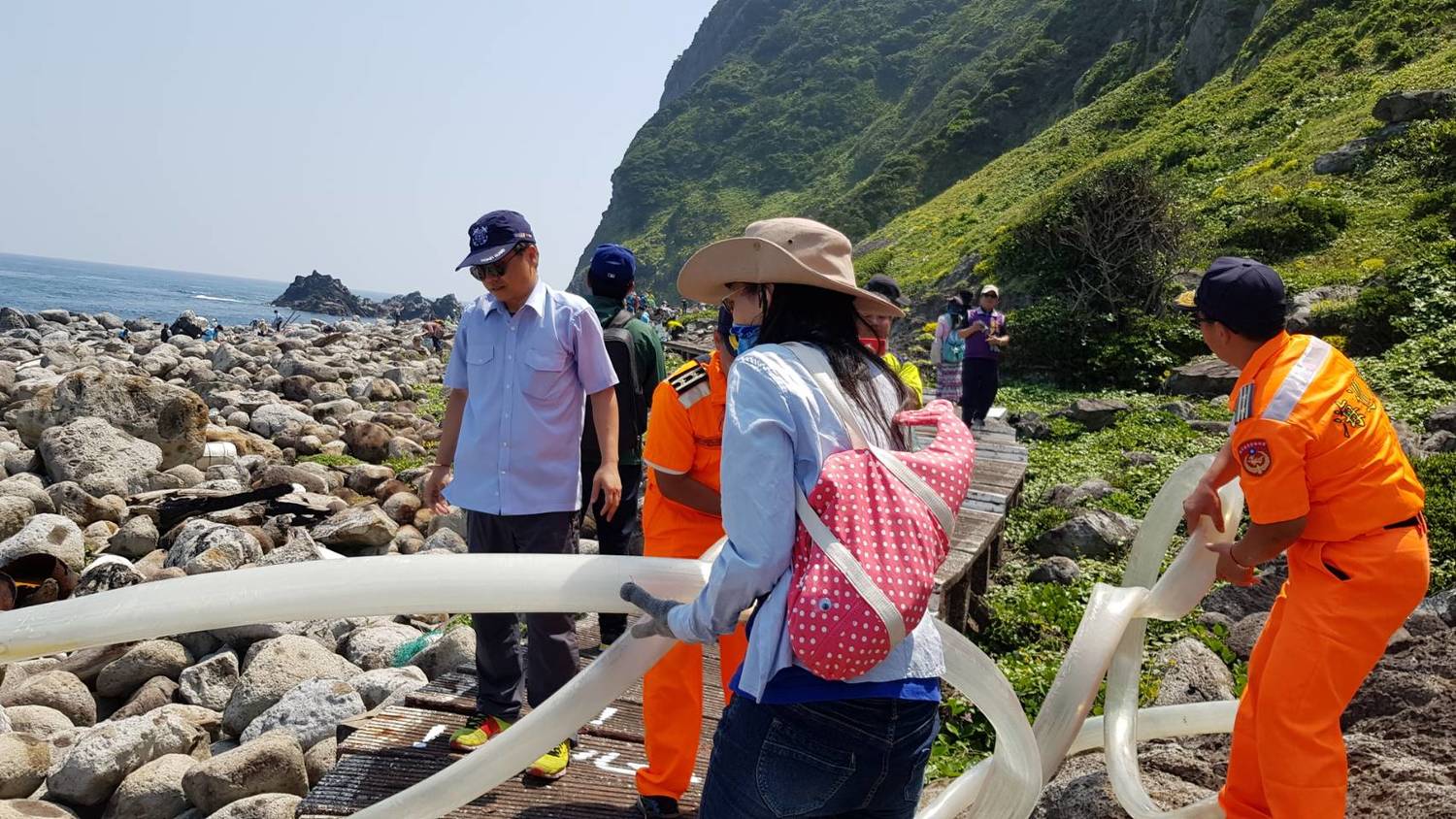 基隆嶼因碼頭損壞已封閉近三年,雖然沒有島上製造的垃報,但沿岸海灘長年已累積數量相當可觀的海漂垃報。 基隆嶼因碼頭損壞已封閉近三年,雖然沒有島上製造的垃報,但沿岸海灘長年已累積數量相當可觀的海漂垃報。