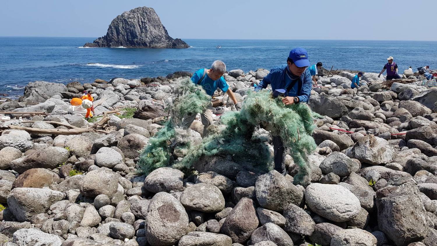 基隆嶼因碼頭損壞已封閉近三年,雖然沒有島上製造的垃報,但沿岸海灘長年已累積數量相當可觀的海漂垃報。 基隆嶼因碼頭損壞已封閉近三年,雖然沒有島上製造的垃報,但沿岸海灘長年已累積數量相當可觀的海漂垃報。
