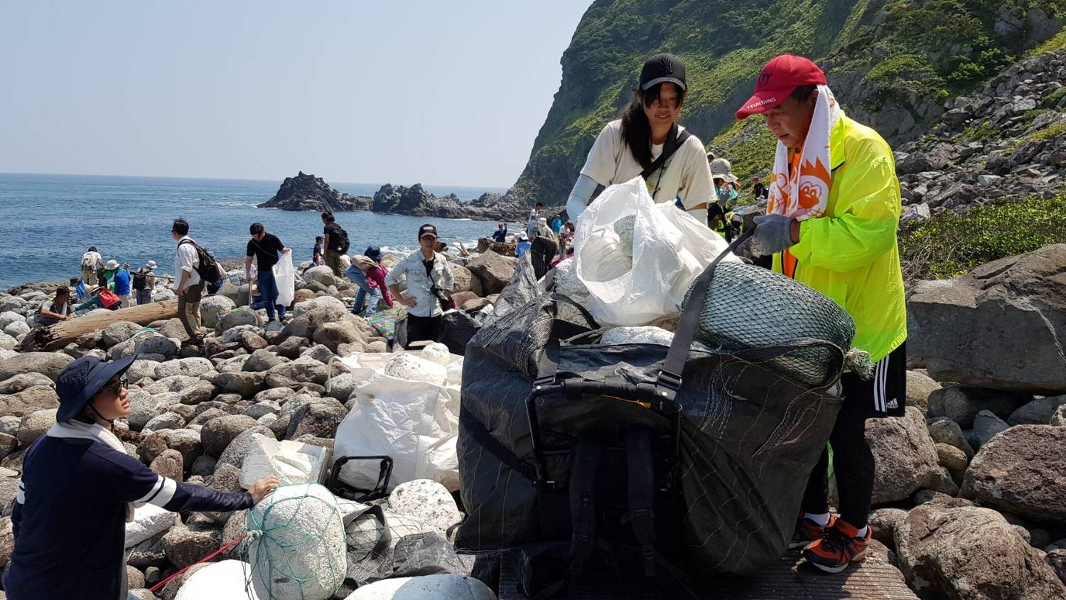 基隆嶼因碼頭損壞已封閉近三年,雖然沒有島上製造的垃報,但沿岸海灘長年已累積數量相當可觀的海漂垃報。 基隆嶼因碼頭損壞已封閉近三年,雖然沒有島上製造的垃報,但沿岸海灘長年已累積數量相當可觀的海漂垃報。