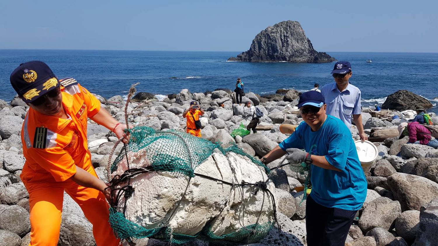 基隆嶼因碼頭損壞已封閉近三年,雖然沒有島上製造的垃報,但沿岸海灘長年已累積數量相當可觀的海漂垃報。 基隆嶼因碼頭損壞已封閉近三年,雖然沒有島上製造的垃報,但沿岸海灘長年已累積數量相當可觀的海漂垃報。