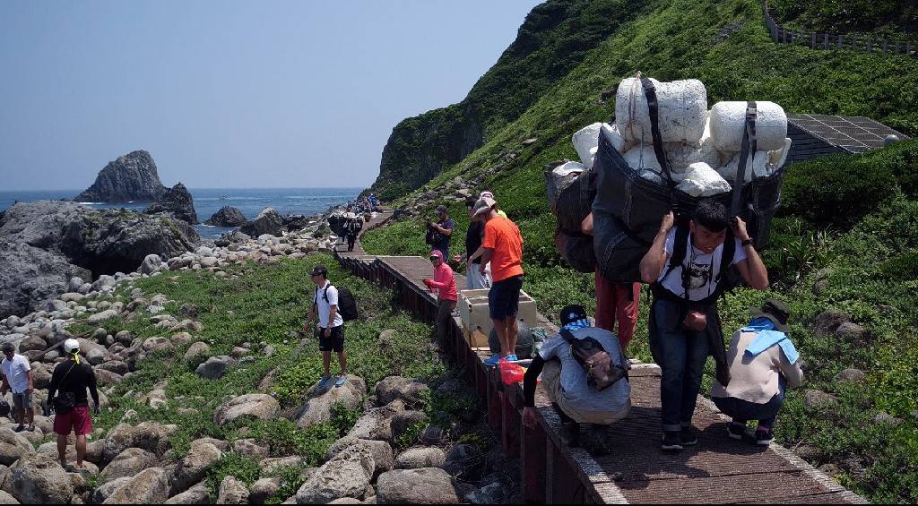 基隆嶼因碼頭損壞已封閉近三年,雖然沒有島上製造的垃報,但沿岸海灘長年已累積數量相當可觀的海漂垃報。 基隆嶼因碼頭損壞已封閉近三年,雖然沒有島上製造的垃報,但沿岸海灘長年已累積數量相當可觀的海漂垃報。
