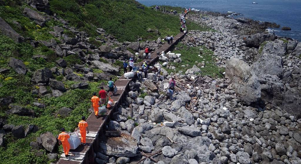基隆嶼因碼頭損壞已封閉近三年,雖然沒有島上製造的垃報,但沿岸海灘長年已累積數量相當可觀的海漂垃報。 基隆嶼因碼頭損壞已封閉近三年,雖然沒有島上製造的垃報,但沿岸海灘長年已累積數量相當可觀的海漂垃報。