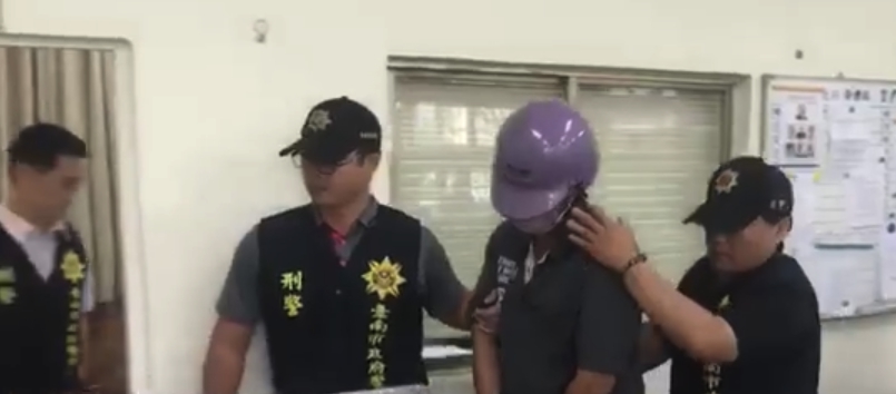 台南發生一起用鐵鎚殘殺3口滅門案,嫌犯供稱欠錢才犯案。
台南發生一起用鐵鎚殘殺3口滅門案,嫌犯供稱欠錢才犯案。