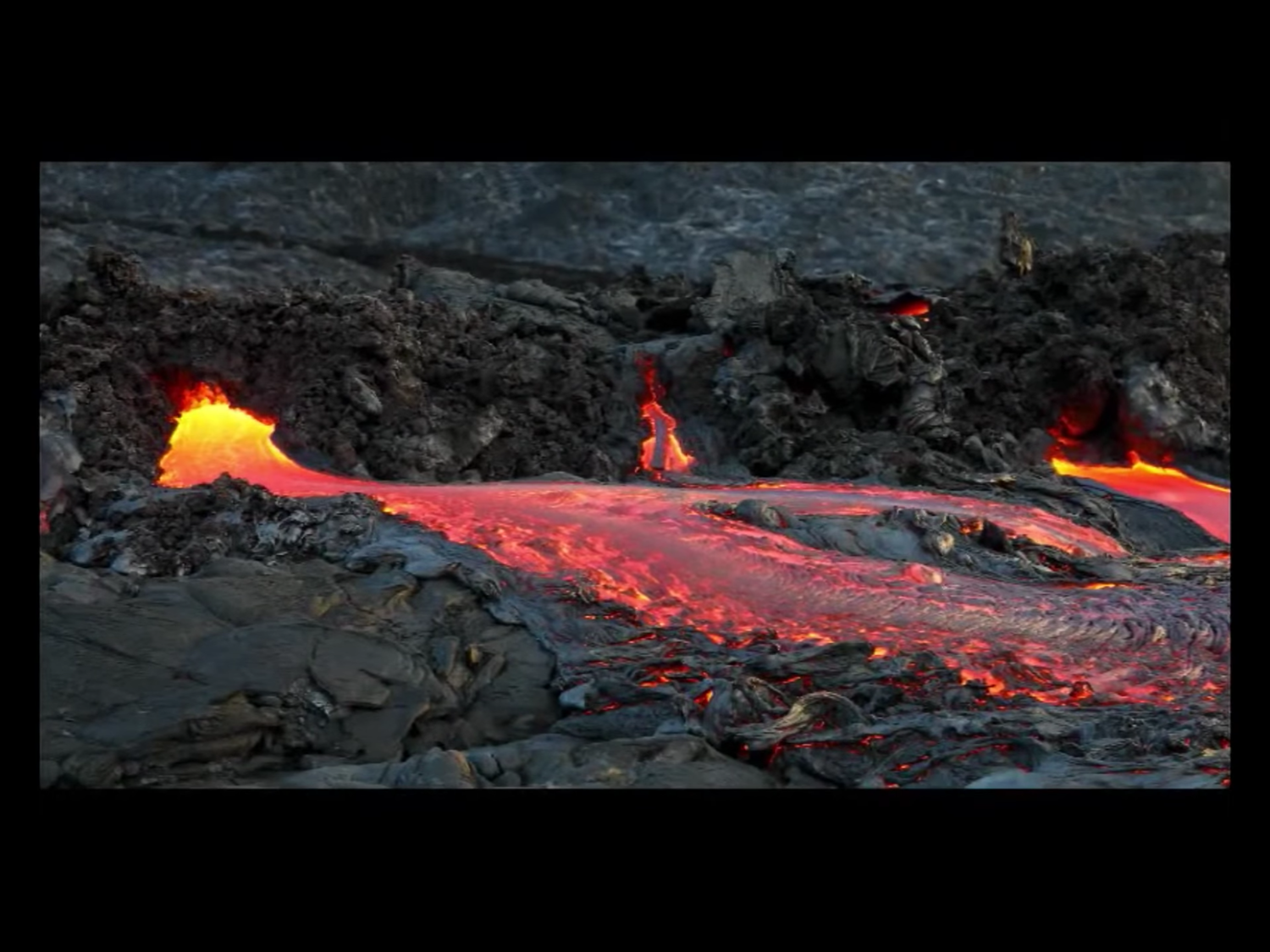 幾勞亞火山是全球最活躍的火山之一,8天前開始噴發後,山的東側已出現15個大型裂洞或裂縫。 圖:翻攝自Youtube 幾勞亞火山是全球最活躍的火山之一,8天前開始噴發後,山的東側已出現15個大型裂洞或裂縫。 圖:翻攝自Youtube