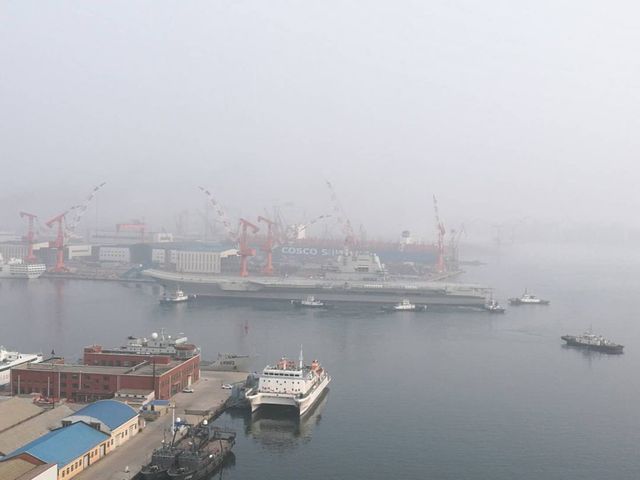 中國首艘自製航空母艦「001A型」,今天清晨正式開始首度海試。 中國首艘自製航空母艦「001A型」,今天清晨正式開始首度海試。