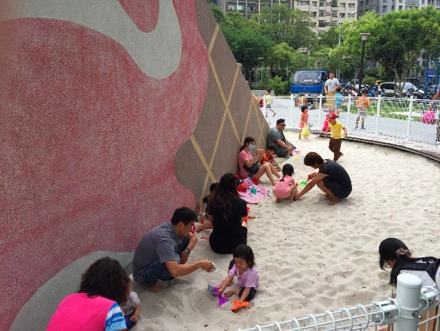 現在福星公園最大亮點就是巨大的「冰淇淋球甜筒溜滑梯」! 現在福星公園最大亮點就是巨大的「冰淇淋球甜筒溜滑梯」!