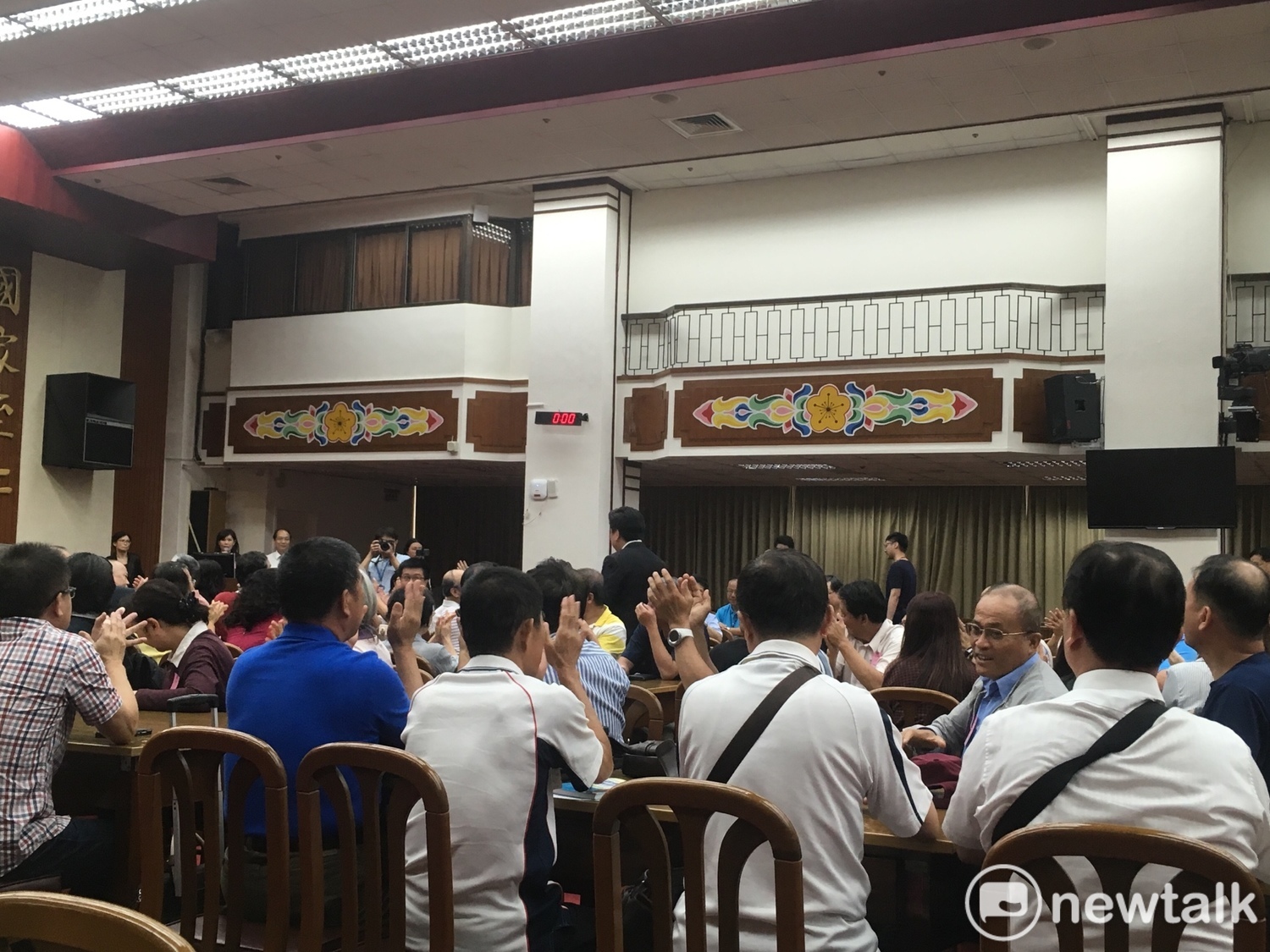 花蓮縣長傅崐萁出席記者會,受軍公教人員夾道歡迎。 圖:黃韋銓/攝 花蓮縣長傅崐萁出席記者會,受軍公教人員夾道歡迎。 圖:黃韋銓/攝