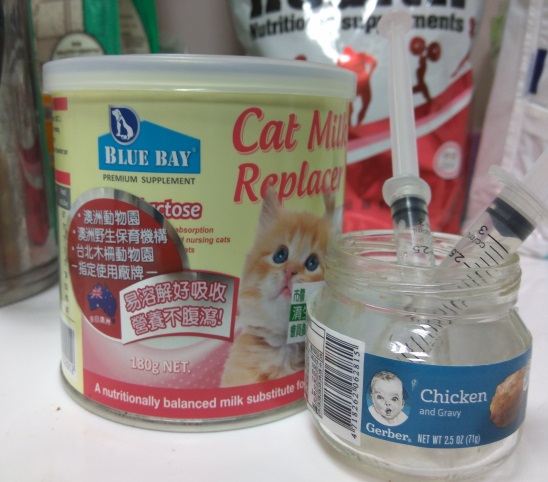 高比例的乳糖很可能導致幼犬貓無法消化,出現腹瀉的症狀,幼幼們得喝狗貓專用營養奶粉泡的牛奶。 圖:新北市動保處/提供 高比例的乳糖很可能導致幼犬貓無法消化,出現腹瀉的症狀,幼幼們得喝狗貓專用營養奶粉泡的牛奶。 圖:新北市動保處/提供