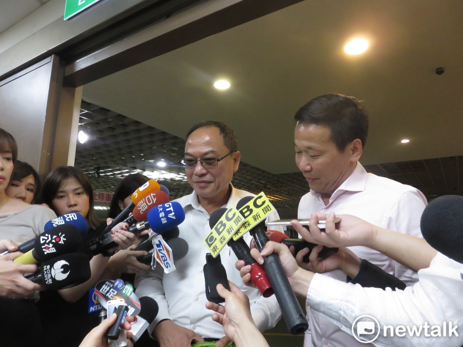 台北市議員鍾小平(左)贈送菠菜給張榮味派系人馬、北農董事張永成(右)。 台北市議員鍾小平(左)贈送菠菜給張榮味派系人馬、北農董事張永成(右)。