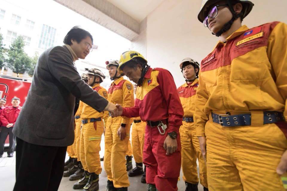 林右昌今天在市政會議中表示,消防救災人員不應有直轄市或非轄市的分別,呼籲中央為第一線消防救災人員加保高額意外險,讓前線打火弟兄不再有後顧之憂。 圖:基隆市政府/提供 林右昌今天在市政會議中表示,消防救災人員不應有直轄市或非轄市的分別,呼籲中央為第一線消防救災人員加保高額意外險,讓前線打火弟兄不再有後顧之憂。 圖:基隆市政府/提供