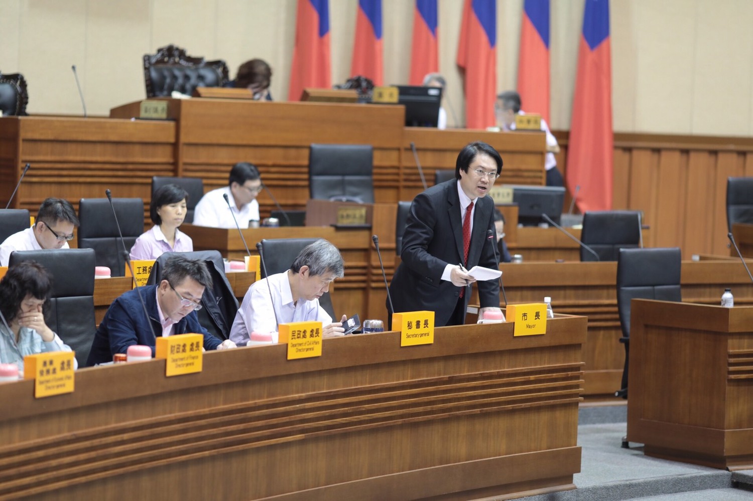 林右昌指出,依據「公務人員因公傷亡慰問金發給辦法」第一款、第三款及第四款所稱工作確具高度危險性者,可由行政院認定之,而消防人員無庸置疑就是具高度危險性工作,因此建議提案修改該發給辦法,以改善目前不合理的制度。 圖:基隆市政府/提供 林右昌指出,依據「公務人員因公傷亡慰問金發給辦法」第一款、第三款及第四款所稱工作確具高度危險性者,可由行政院認定之,而消防人員無庸置疑就是具高度危險性工作,因此建議提案修改該發給辦法,以改善目前不合理的制度。 圖:基隆市政府/提供