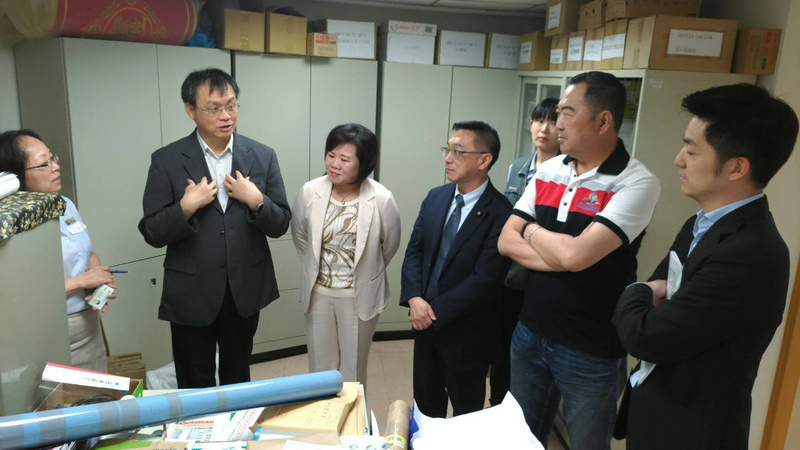 中華電信499吃到飽方案15日截止申請,各地門市排隊人潮不斷增加,立法院社會福利及衛生環境委員會14日邀請環保署及勞動部等相關部會備詢,勞動部長許銘春(左3)也趁委員會休息時間前往立法院內的中華電信,關心員工上班狀況。 中華電信499吃到飽方案15日截止申請,各地門市排隊人潮不斷增加,立法院社會福利及衛生環境委員會14日邀請環保署及勞動部等相關部會備詢,勞動部長許銘春(左3)也趁委員會休息時間前往立法院內的中華電信,關心員工上班狀況。