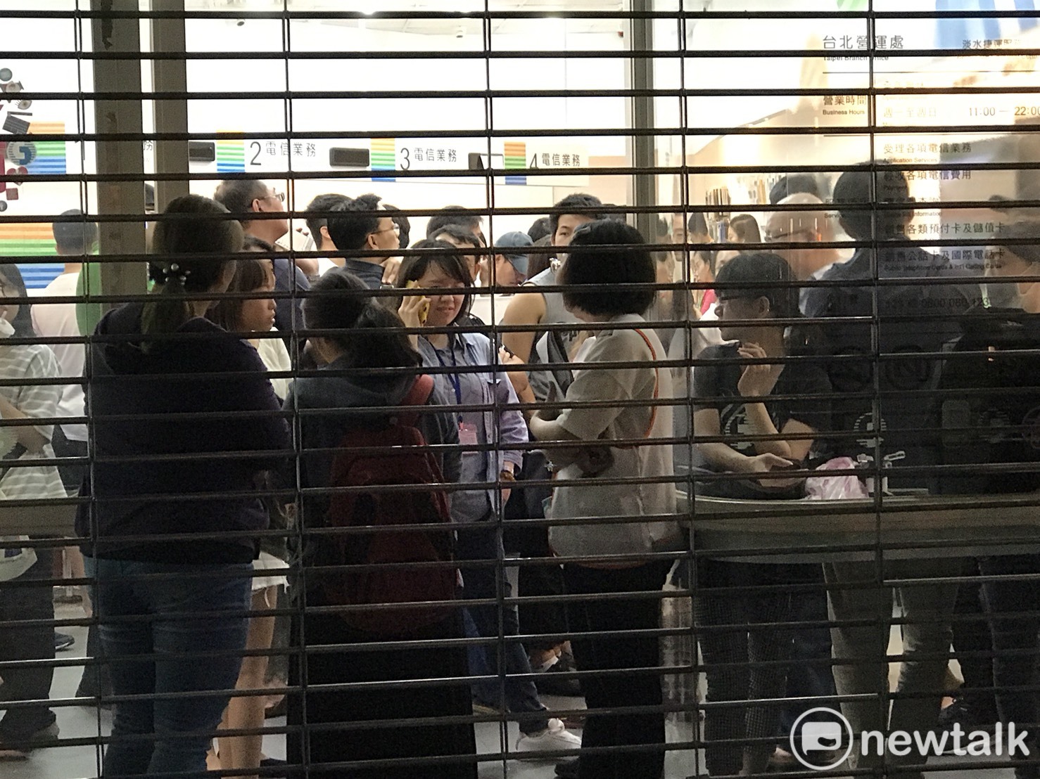 李昆澤指出,這次事件讓不少民眾與勞工度過一個勞累痛心的母親節,中華電信管理階層不夠重視客戶感受,提供這些折扣、優惠方案,不該只能以繳交違約金的方式辦理,建議改以延長簽約期到月底,也須維持網速品質。 圖:朱蒲青/攝 李昆澤指出,這次事件讓不少民眾與勞工度過一個勞累痛心的母親節,中華電信管理階層不夠重視客戶感受,提供這些折扣、優惠方案,不該只能以繳交違約金的方式辦理,建議改以延長簽約期到月底,也須維持網速品質。 圖:朱蒲青/攝