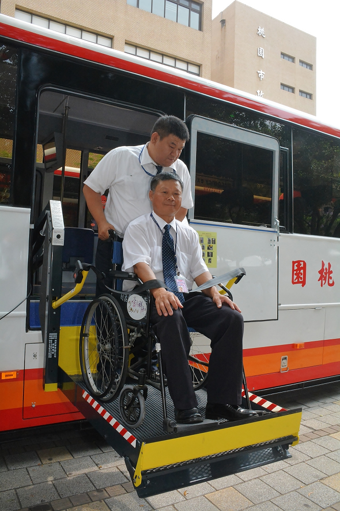 本次新闢的路線也屬於快捷公車的一環,其中有2輛為通用無障礙大客車,其備有升降設備,方便行動不便者使用。 圖:桃園市政府/提供 本次新闢的路線也屬於快捷公車的一環,其中有2輛為通用無障礙大客車,其備有升降設備,方便行動不便者使用。 圖:桃園市政府/提供