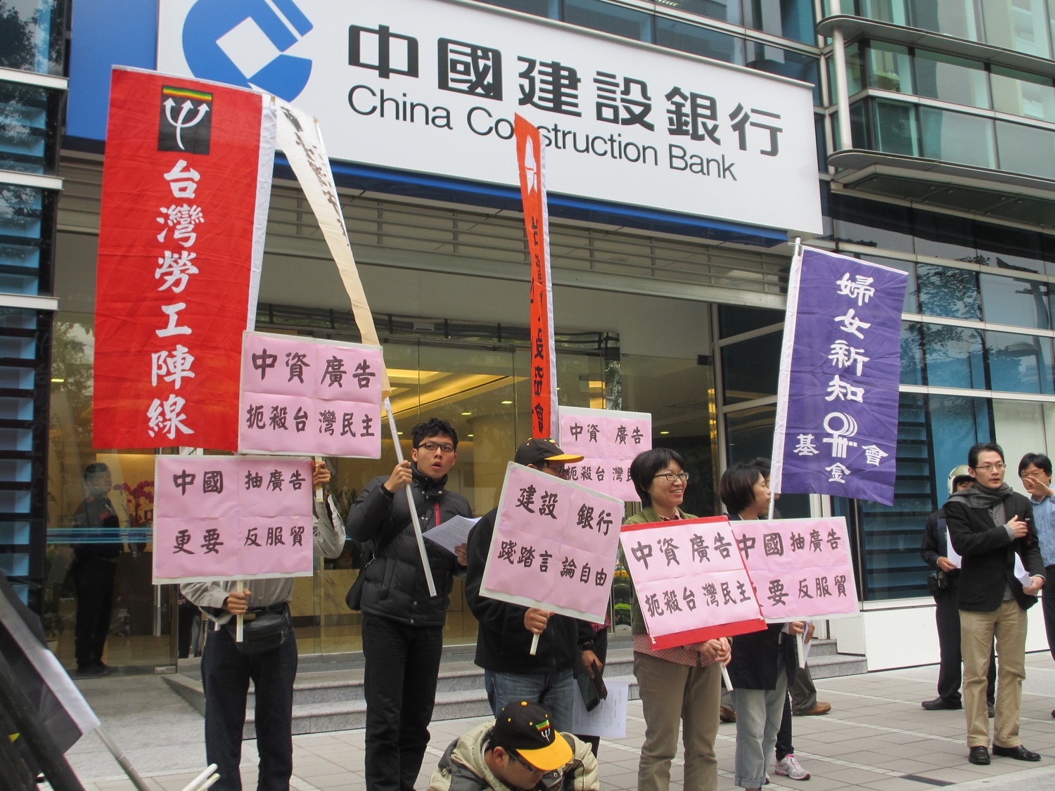 台灣勞工陣線認為行政院改善低薪記者會的五大措施乏善可陳。 台灣勞工陣線認為行政院改善低薪記者會的五大措施乏善可陳。