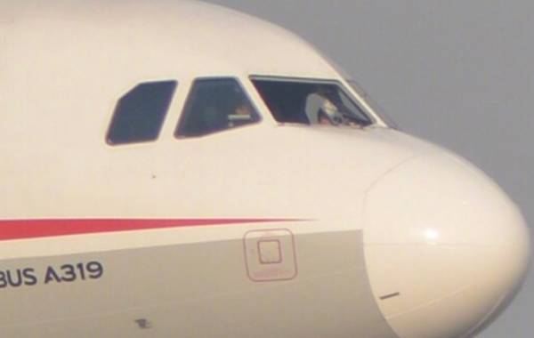 四川航空航班今天從重慶飛往拉薩時,駕駛艙右擋風玻璃破裂脫落。機長說機內迅速失壓,副機師身體已經飛出去一半,半邊身體懸掛在窗外。 四川航空航班今天從重慶飛往拉薩時,駕駛艙右擋風玻璃破裂脫落。機長說機內迅速失壓,副機師身體已經飛出去一半,半邊身體懸掛在窗外。