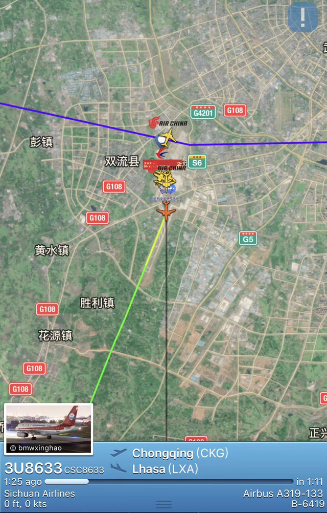 四川航空航班今天從重慶飛往拉薩時,駕駛艙右擋風玻璃破裂脫落。機長說機內迅速失壓,副機師身體已經飛出去一半,半邊身體懸掛在窗外。 四川航空航班今天從重慶飛往拉薩時,駕駛艙右擋風玻璃破裂脫落。機長說機內迅速失壓,副機師身體已經飛出去一半,半邊身體懸掛在窗外。