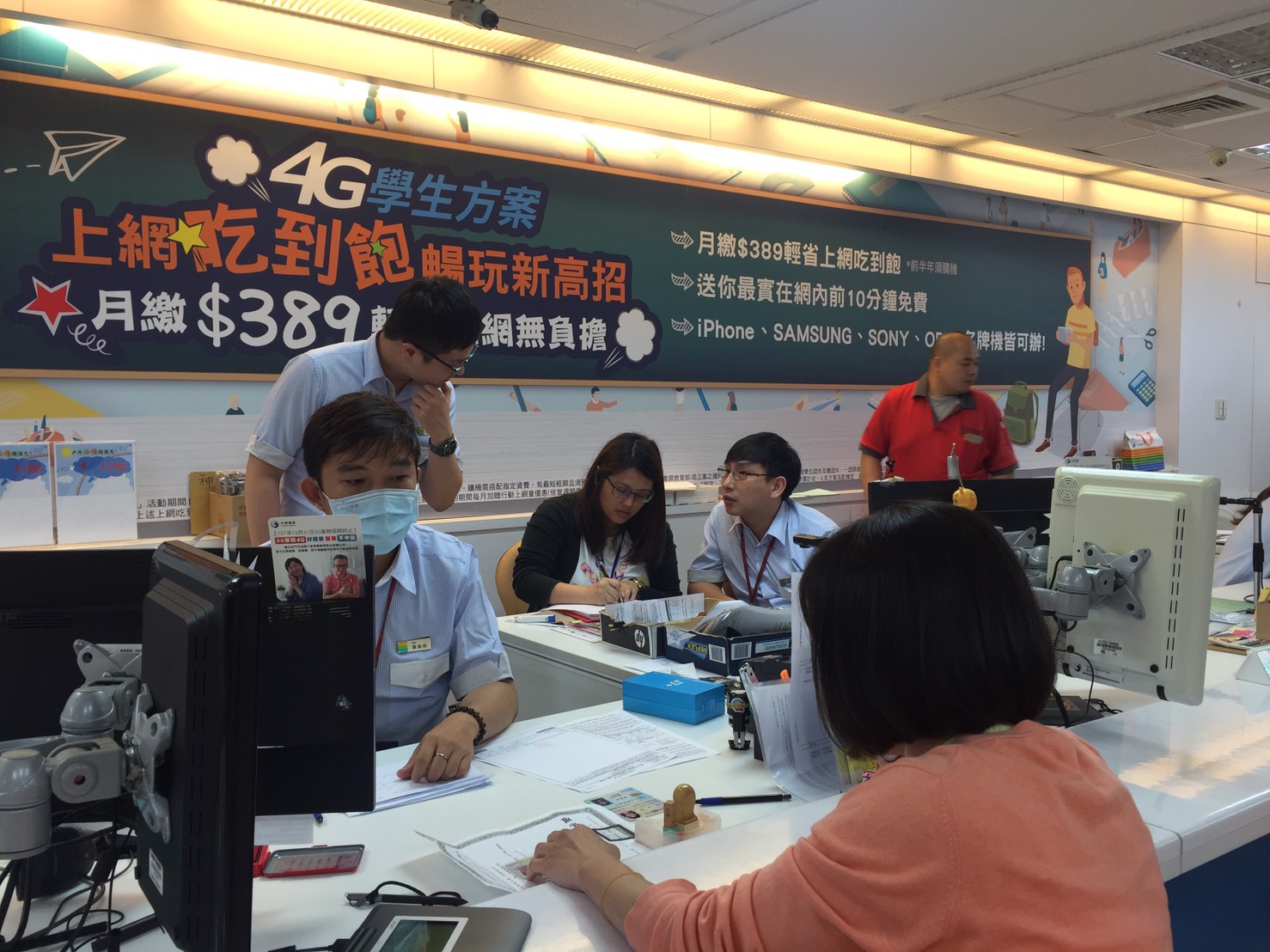 新北市勞檢處在今 (14) 日突襲檢查中華電信三家直營中心,發現在9日至13日期間有使勞工單日出勤超過12小時,已違反勞基法,不排除祭出百萬罰單。 新北市勞檢處在今 (14) 日突襲檢查中華電信三家直營中心,發現在9日至13日期間有使勞工單日出勤超過12小時,已違反勞基法,不排除祭出百萬罰單。
