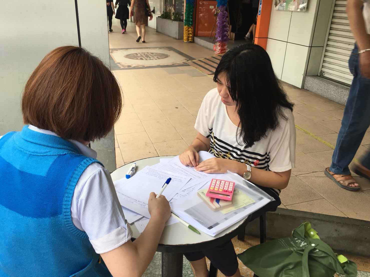 新北市勞檢處在今 (14) 日突襲檢查中華電信三家直營中心,發現在9日至13日期間有使勞工單日出勤超過12小時,已違反勞基法,不排除祭出百萬罰單。 新北市勞檢處在今 (14) 日突襲檢查中華電信三家直營中心,發現在9日至13日期間有使勞工單日出勤超過12小時,已違反勞基法,不排除祭出百萬罰單。