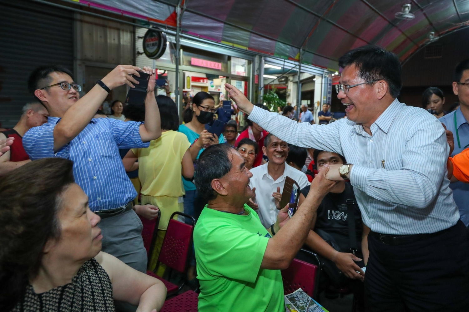 台中市長林佳龍出席花博說明會,受到市民熱烈歡迎。 台中市長林佳龍出席花博說明會,受到市民熱烈歡迎。