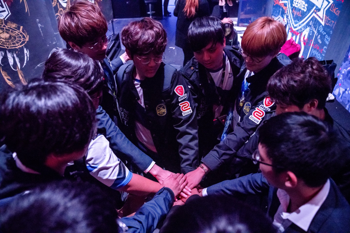 2018《英雄聯盟》MSI 季中邀請賽 FW 豪取六連勝後吞下二連敗,但仍位居小組賽第一。 2018《英雄聯盟》MSI 季中邀請賽 FW 豪取六連勝後吞下二連敗,但仍位居小組賽第一。