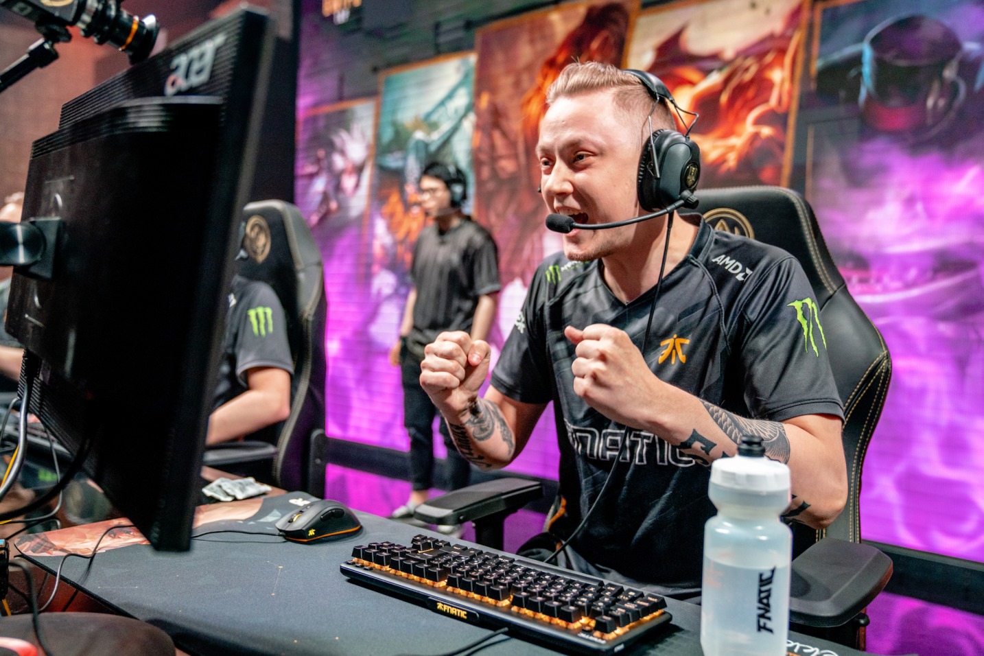 2018《英雄聯盟》MSI 季中邀請賽 FW 豪取六連勝後吞下二連敗,但仍位居小組賽第一。 2018《英雄聯盟》MSI 季中邀請賽 FW 豪取六連勝後吞下二連敗,但仍位居小組賽第一。