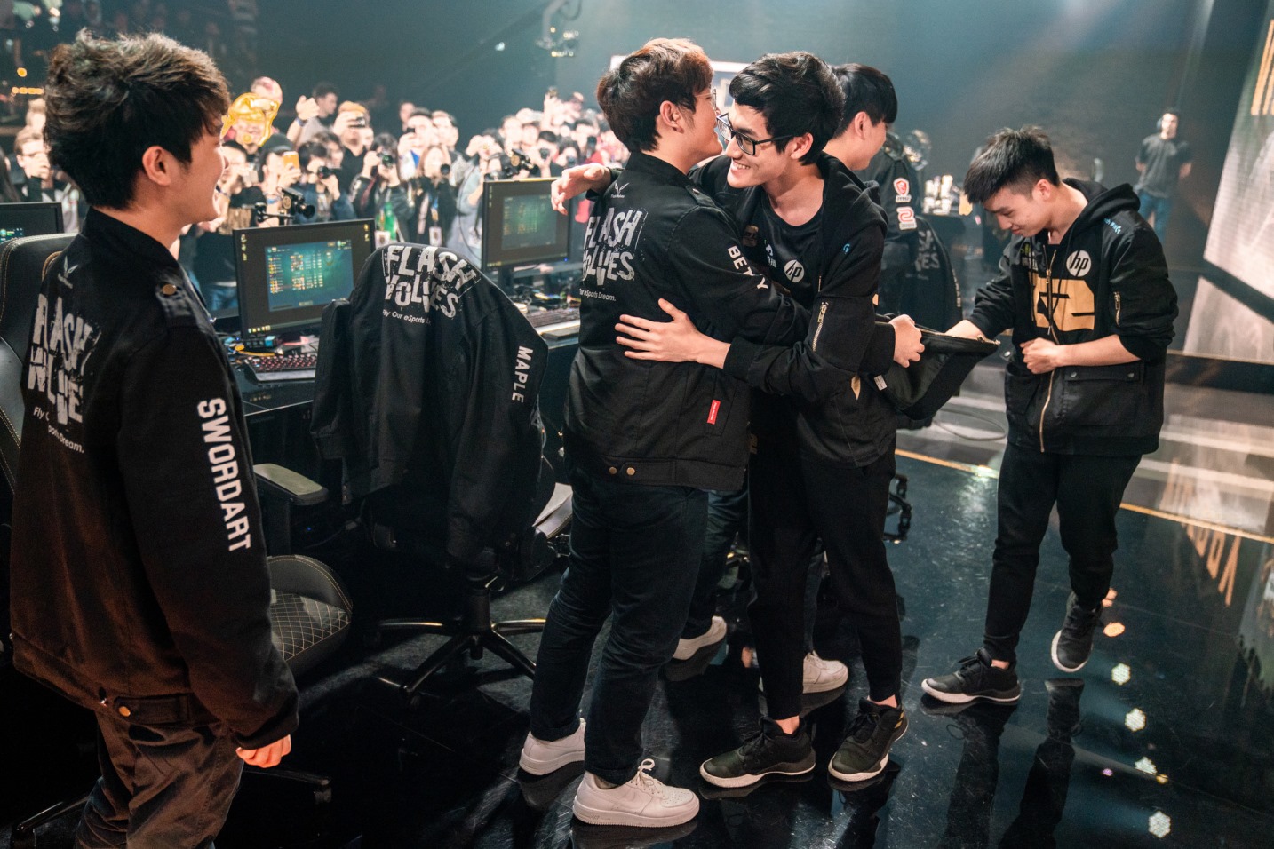 2018《英雄聯盟》MSI 季中邀請賽 FW 豪取六連勝後吞下二連敗,但仍位居小組賽第一。 2018《英雄聯盟》MSI 季中邀請賽 FW 豪取六連勝後吞下二連敗,但仍位居小組賽第一。