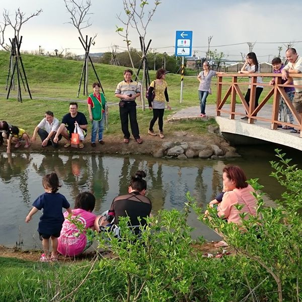 台灣唯一水母湖在高雄的林園海洋生態公園裡,有一處水母潟湖可以觀賞動感十足的藍仙后水母、倒立水母,讓你在公園就能觀賞到海洋級的生態物種。 台灣唯一水母湖在高雄的林園海洋生態公園裡,有一處水母潟湖可以觀賞動感十足的藍仙后水母、倒立水母,讓你在公園就能觀賞到海洋級的生態物種。