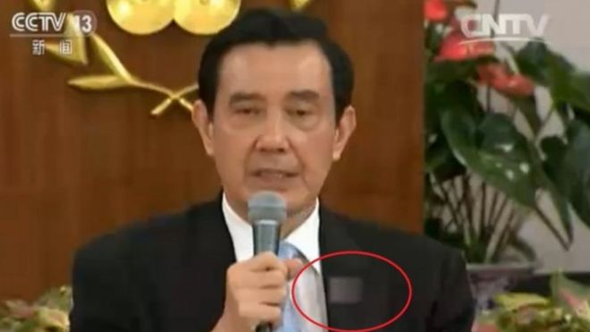馬英九也被中國的電視「打馬」,只因胸前出現青天白日旗徽章。 馬英九也被中國的電視「打馬」,只因胸前出現青天白日旗徽章。