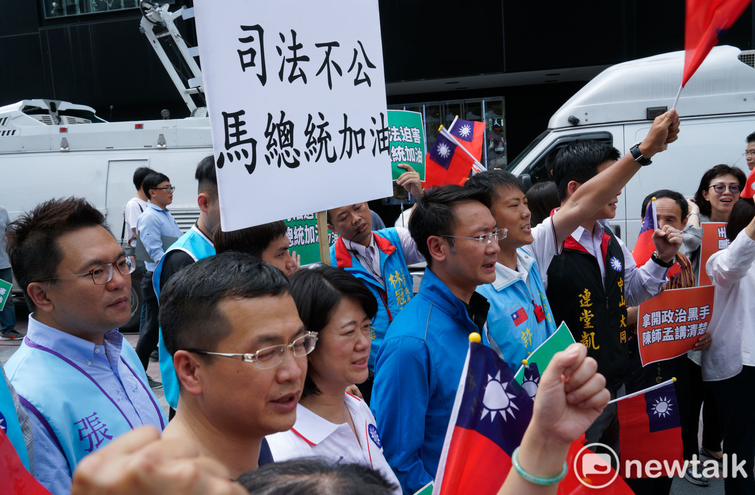 前總統歐馬英九被控洩密案二審逆轉,判馬英九四個月。馬英九下午出席一項活動時,特地提前15分鐘到,他向現場媒體表示,他一定上訴到底!多位國民黨台北市議員參選人也到現場聲援馬英九,一位站在馬英九後方的市議員參選人,她的「馬總統加油」手舉牌拿反了! 前總統歐馬英九被控洩密案二審逆轉,判馬英九四個月。馬英九下午出席一項活動時,特地提前15分鐘到,他向現場媒體表示,他一定上訴到底!多位國民黨台北市議員參選人也到現場聲援馬英九,一位站在馬英九後方的市議員參選人,她的「馬總統加油」手舉牌拿反了!
