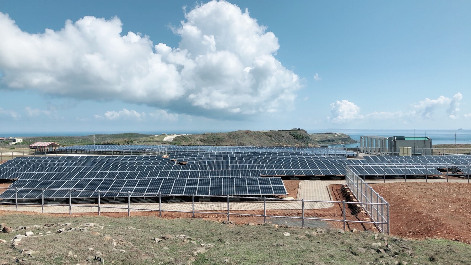 台電在七美綠能園區設置太陽光電系統,第一期計畫已建置155kWp的裝置容量,第二期再增設200kWp太陽光電系統,預計全年太陽光電發電量可達48萬度(照片為二期計畫200kWp太陽光電系統) 台電在七美綠能園區設置太陽光電系統,第一期計畫已建置155kWp的裝置容量,第二期再增設200kWp太陽光電系統,預計全年太陽光電發電量可達48萬度(照片為二期計畫200kWp太陽光電系統)