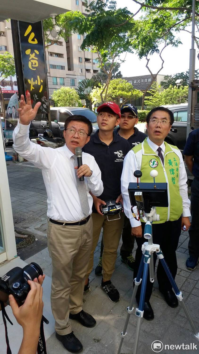 黃偉哲舉行「救災新利器 無人機新應用」記者會,鑑於近來災害事件頻傳,他呼籲利用無人機科技技術,為救災的第一線人員探勘災情,藉以降低人員傷害。 黃偉哲舉行「救災新利器 無人機新應用」記者會,鑑於近來災害事件頻傳,他呼籲利用無人機科技技術,為救災的第一線人員探勘災情,藉以降低人員傷害。